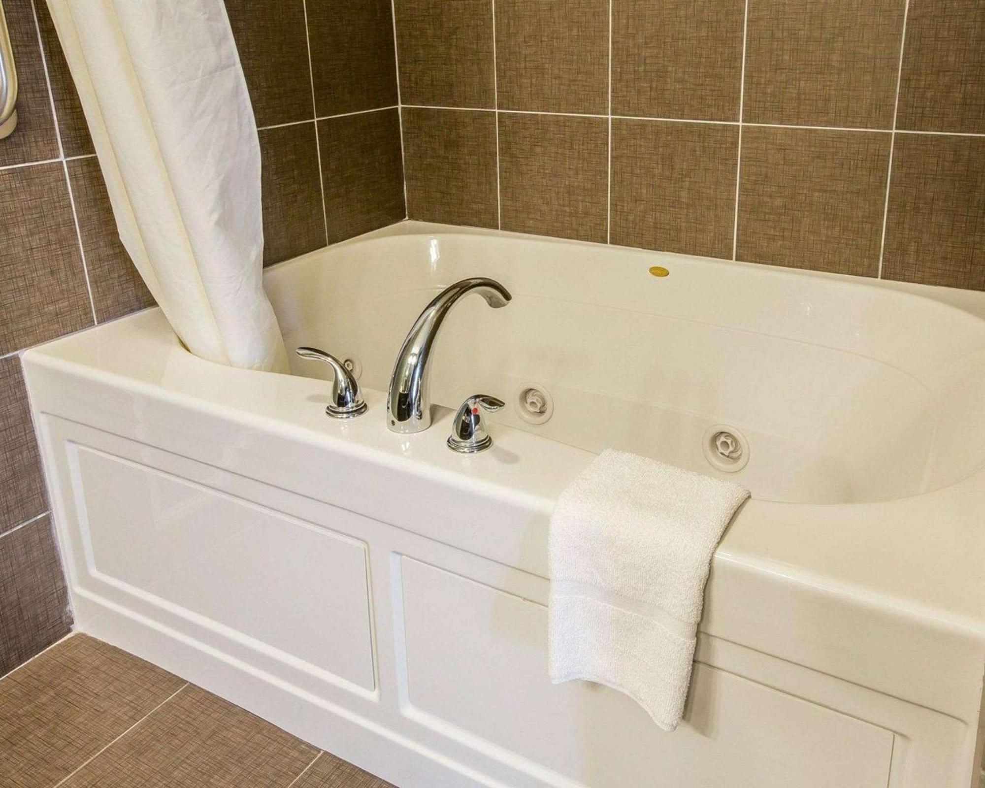 Sleep Inn & Suites Queensbury - Lake George Εξωτερικό φωτογραφία